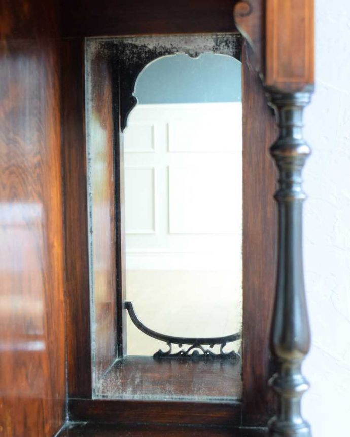 アンティークのキャビネット　アンティーク家具　英国アンティークらしい優雅な佇まい、置きやすいサイズのパーラーキャビネット。ご希望の方には新しいミラーでお届けしますご希望の方には新しいミラーに交換してお届けします（別途見積もり）ご注文の際お気軽にご連絡下さい。(k-2284-f)