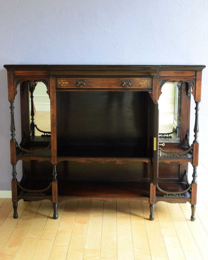 アンティークのキャビネット　アンティーク家具　英国アンティークらしい優雅な佇まい、置きやすいサイズのパーラーキャビネット。もちろん収納もたっぷり見た目重視の家具ですが、高級なものを収納して楽しむための収納がたっぷり付いてます。(k-2284-f)