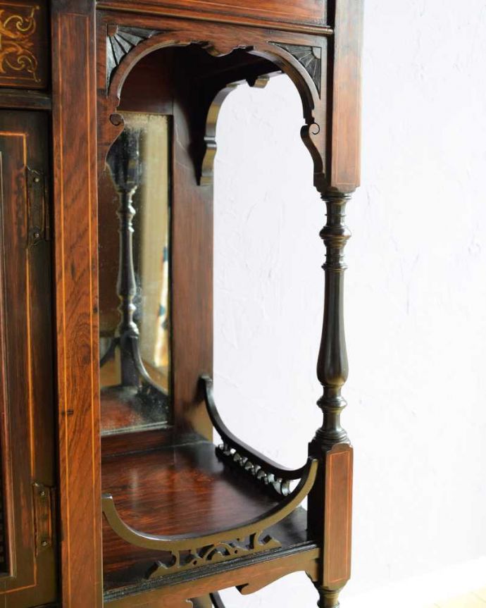 アンティークのキャビネット　アンティーク家具　英国アンティークらしい優雅な佇まい、置きやすいサイズのパーラーキャビネット。ディスプレイしながらおしゃれに収納扉収納の両脇にはデザイン性を兼ねたオープンの棚。(k-2284-f)