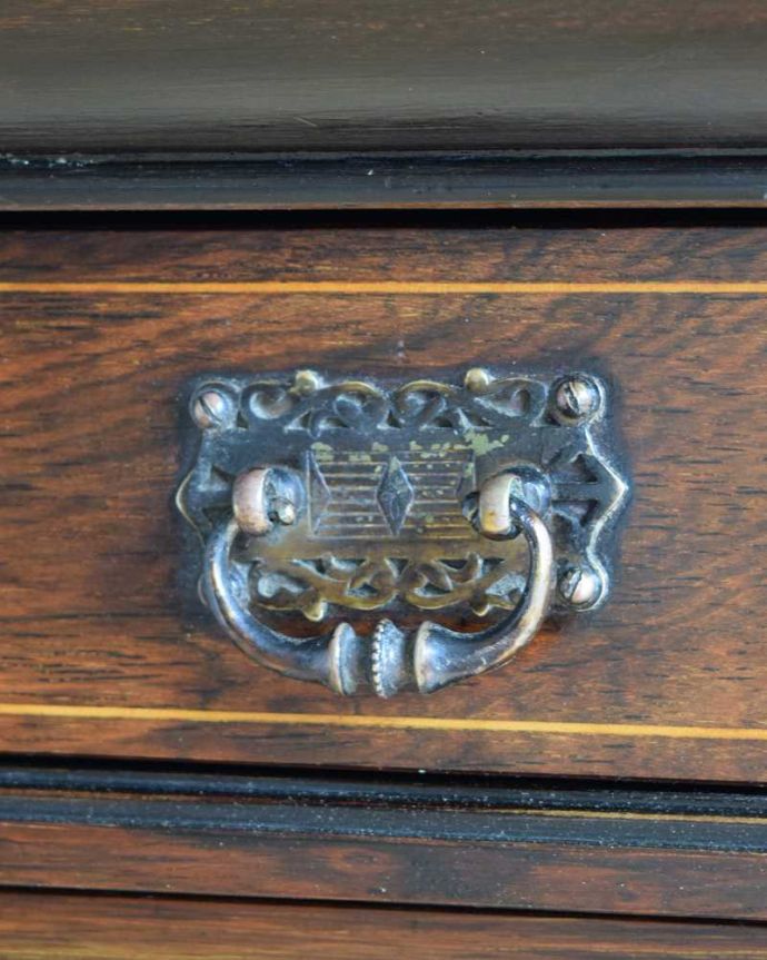 アンティークのキャビネット　アンティーク家具　英国アンティークらしい優雅な佇まい、置きやすいサイズのパーラーキャビネット。取っ手まで美しい最上級のアンティークらしく取っ手のデザインも美しいんです。(k-2284-f)