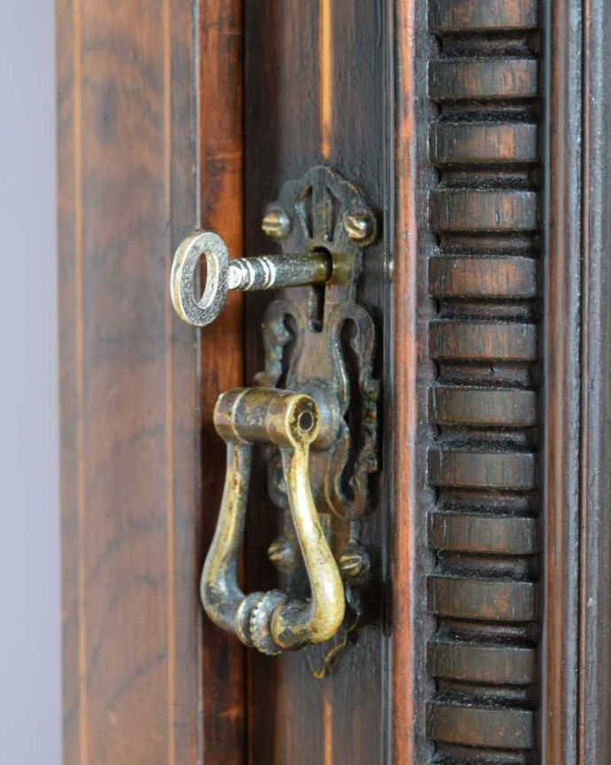 アンティークのキャビネット　アンティーク家具　英国アンティークらしい優雅な佇まい、置きやすいサイズのパーラーキャビネット。開ける度にワクワク･･･ 取っ手だけを見ても現代の家具より質感がいいのがわかります。(k-2284-f)