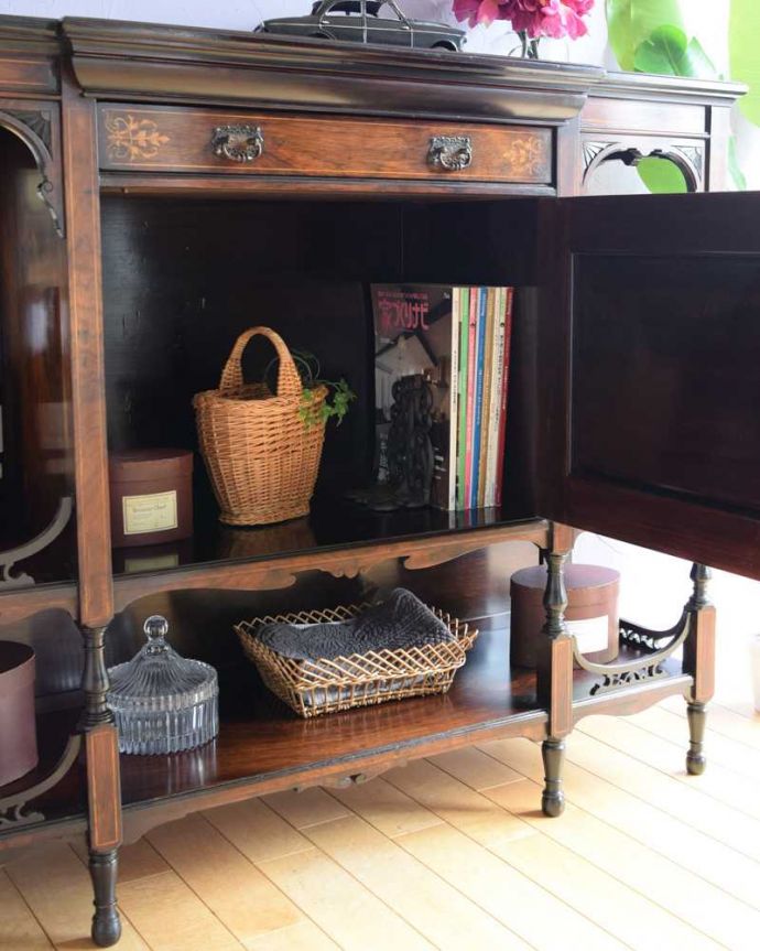 アンティークのキャビネット　アンティーク家具　英国アンティークらしい優雅な佇まい、置きやすいサイズのパーラーキャビネット。A4サイズも収納出来ちゃう優れものA4サイズの雑誌までしっかり収納出来ちゃう大きさ。(k-2284-f)