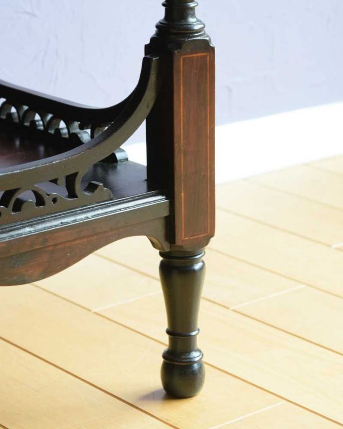 アンティークのキャビネット　アンティーク家具　英国アンティークらしい優雅な佇まい、置きやすいサイズのパーラーキャビネット。自分で移動できますHandleのアンティーク家具の脚の裏にはフェルトをお付けしていますので、床を滑らせれば女性でも移動できます。(k-2284-f)