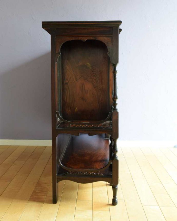アンティークのキャビネット　アンティーク家具　英国アンティークらしい優雅な佇まい、置きやすいサイズのパーラーキャビネット。横から見ても美しい至る所に施された装飾の美しさ。(k-2284-f)
