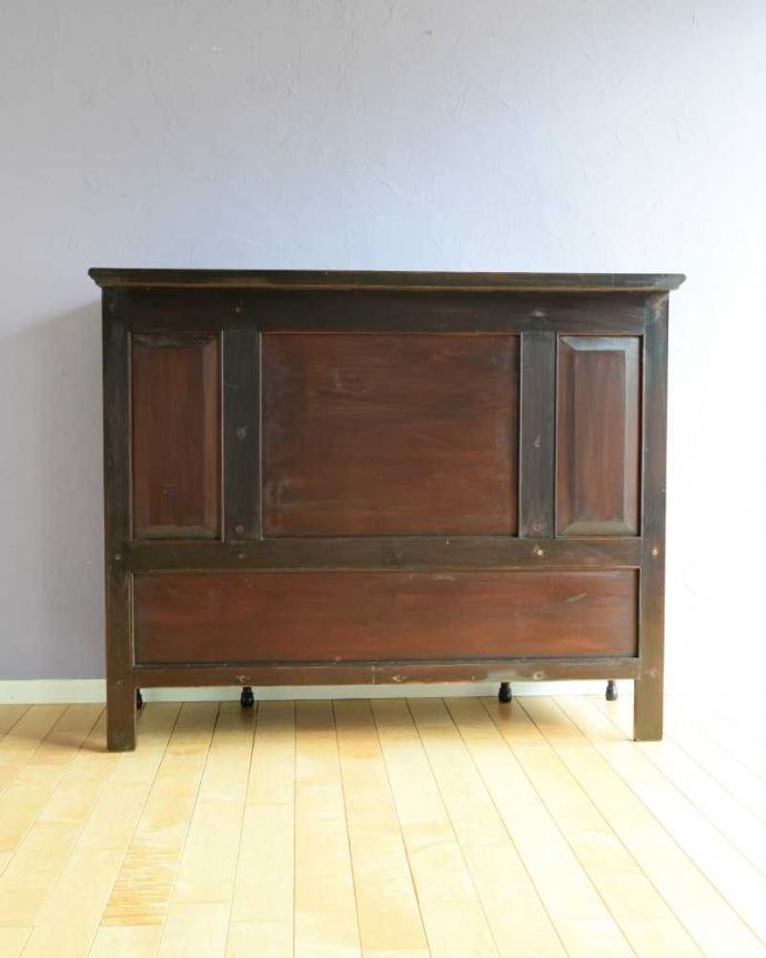 アンティークのキャビネット　アンティーク家具　英国アンティークらしい優雅な佇まい、置きやすいサイズのパーラーキャビネット。しっかり修復しました！アンティークは新品ではないので経年変化によるキズはありますが、専門の職人がしっかり修復しました。(k-2284-f)