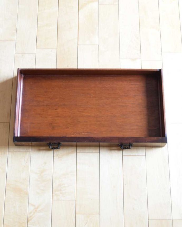 アンティークのキャビネット　アンティーク家具　英国アンティークらしい優雅な佇まい、置きやすいサイズのパーラーキャビネット。時間をかけて修復しました半年以上、手間暇をかけて、いろんな部分をピカピカに修復しました。(k-2284-f)