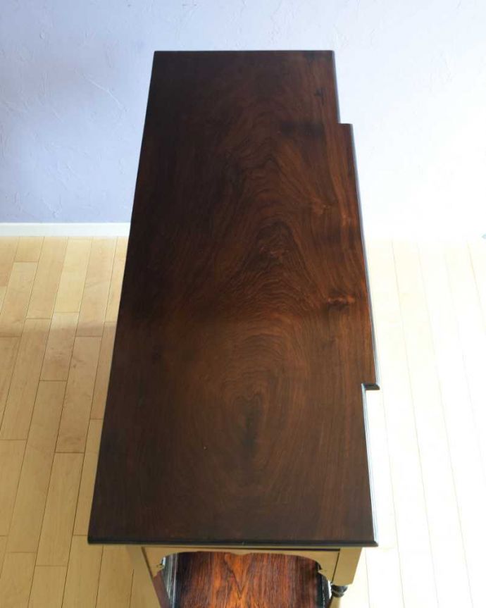 アンティークのキャビネット　アンティーク家具　英国アンティークらしい優雅な佇まい、置きやすいサイズのパーラーキャビネット。天板部分もキレイに仕上げました。(k-2284-f)