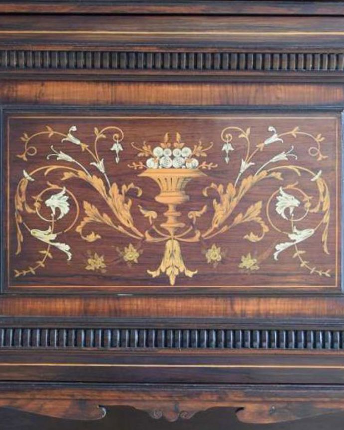 アンティークのキャビネット　アンティーク家具　英国アンティークらしい優雅な佇まい、置きやすいサイズのパーラーキャビネット。華やかな象嵌の模様木を組み合わせることで作る象嵌で描かれた模様。(k-2284-f)