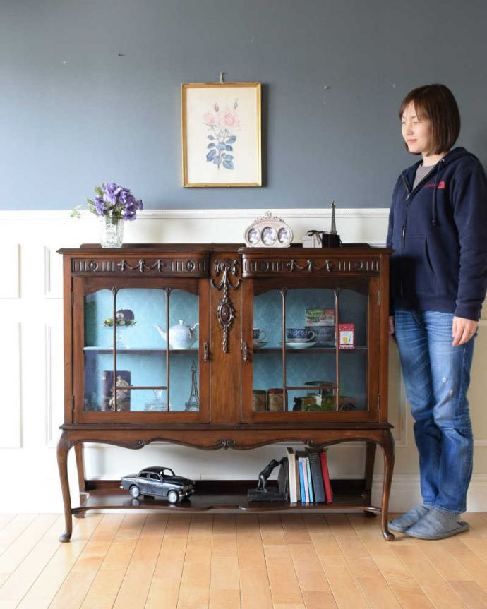 アンティークのキャビネット　アンティーク家具　豪華なアンティーク家具、イギリスで見つけた優雅なキャビネット（飾り棚） 。おススメ度No,1のアンティーク家具いろんな場所で使えてお部屋に魅せ場を作ってくれるガラスのキャビネットはアンティーク家具の中でもイチオシの家具です。(k-2285-f)