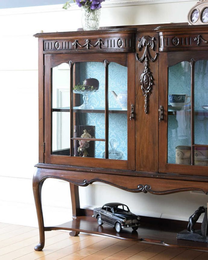 アンティークのキャビネット　アンティーク家具　豪華なアンティーク家具、イギリスで見つけた優雅なキャビネット（飾り棚） 。木で描かれたガラス扉の模様の美しさにうっとり･･･まだ機械のない時代に、どうやって作られたんだろう…と不思議になるくらい美しいガラス面に描かれた美しい木の模様が特長。(k-2285-f)