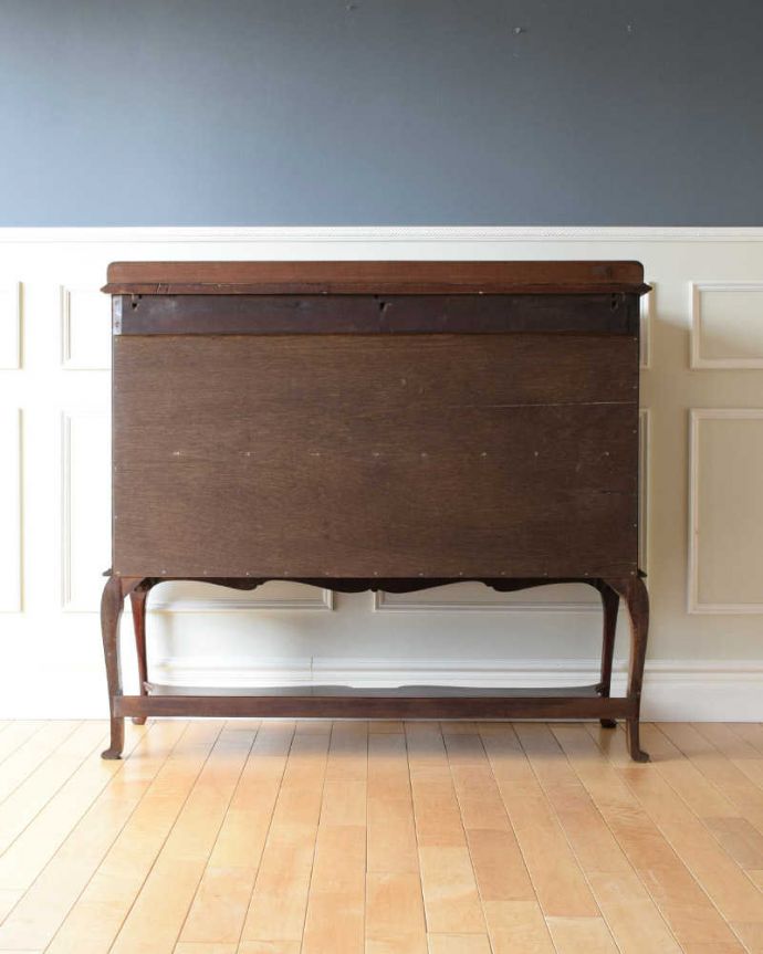 アンティークのキャビネット　アンティーク家具　豪華なアンティーク家具、イギリスで見つけた優雅なキャビネット（飾り棚） 。後ろ姿も美しいですアンティークは新品ではないので、経年変化によるキズはありますが、専門の職人がしっかり修復したので後姿もキレイです。(k-2285-f)