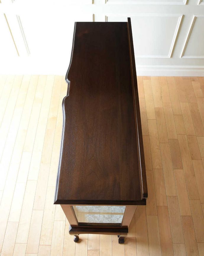 アンティークのキャビネット　アンティーク家具　豪華なアンティーク家具、イギリスで見つけた優雅なキャビネット（飾り棚） 。塗装もキレイに仕上げました上から見るとこんな形のキャビネットです。(k-2285-f)