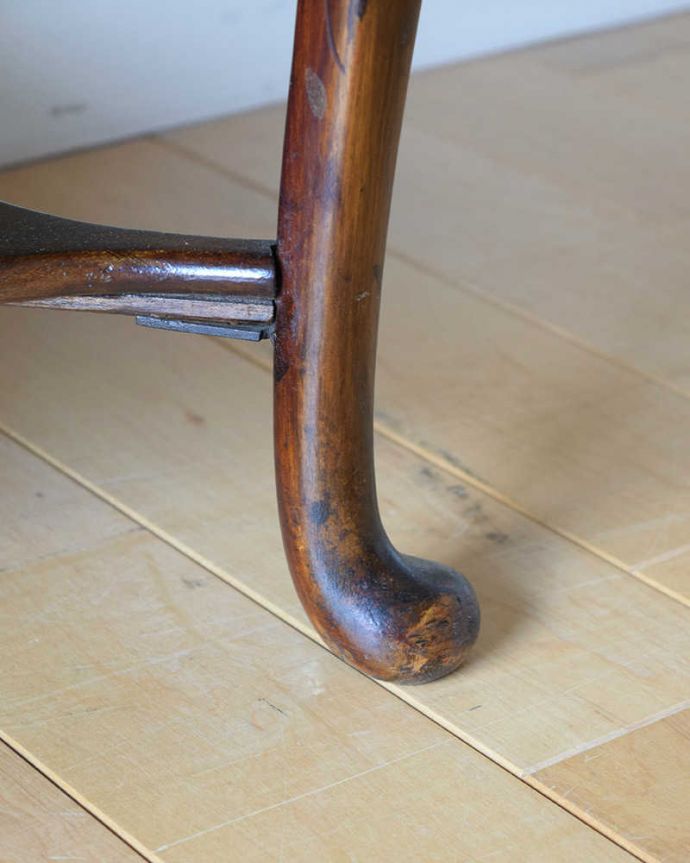 アンティークのキャビネット　アンティーク家具　豪華なアンティーク家具、イギリスで見つけた優雅なキャビネット（飾り棚） 。女性１人でラクラク運べちゃうんですHandleのアンティークは、脚の裏にフェルトキーパーをお付けしています。(k-2285-f)