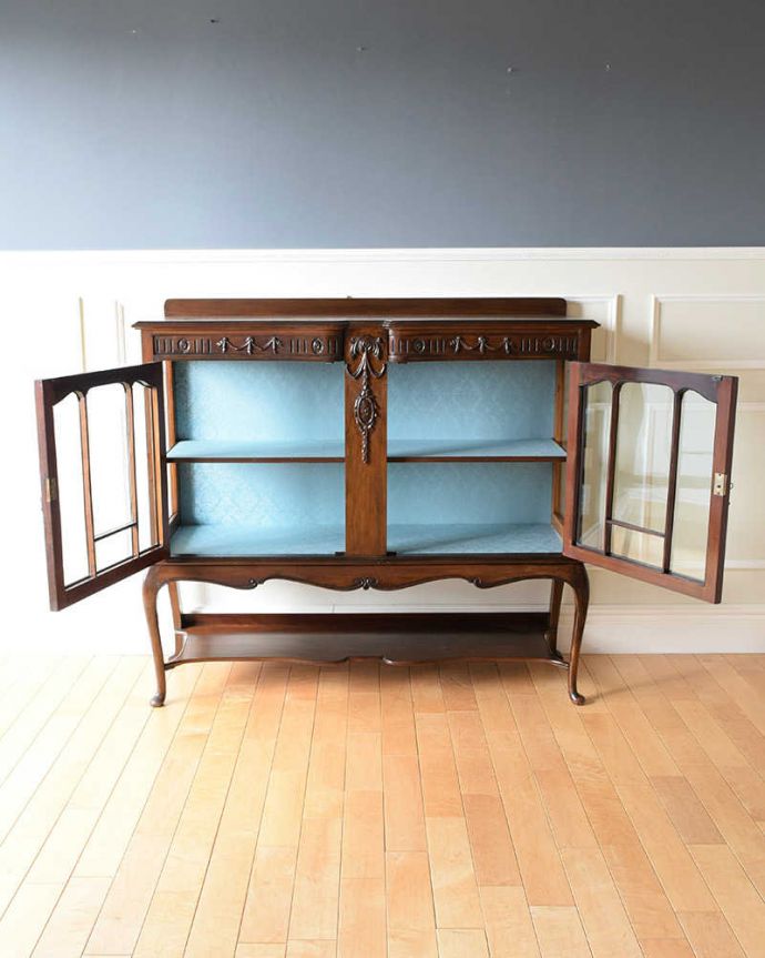 アンティークのキャビネット　アンティーク家具　豪華なアンティーク家具、イギリスで見つけた優雅なキャビネット（飾り棚） 。扉を開けてみると･･･職人がキレイに修復して、背板も新しい生地に張替えました。(k-2285-f)