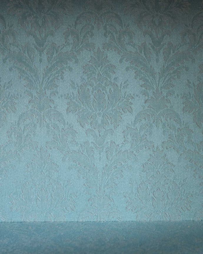 アンティークのキャビネット　アンティーク家具　豪華なアンティーク家具、イギリスで見つけた優雅なキャビネット（飾り棚） 。新しい生地で張り替えましたキャビネットの表情に合わせて新しい背板の生地を選びました。(k-2285-f)