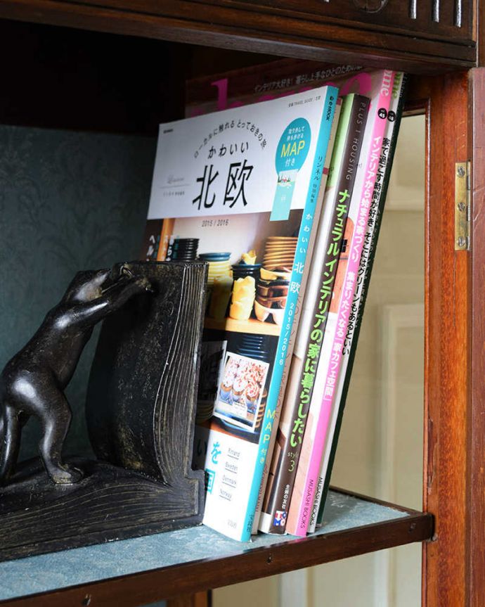 アンティークのキャビネット　アンティーク家具　豪華なアンティーク家具、イギリスで見つけた優雅なキャビネット（飾り棚） 。扉の中は収納たっぷりA4サイズの雑誌までしっかり収納出来ちゃう大きさ。(k-2285-f)