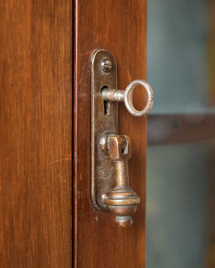 アンティークのキャビネット　アンティーク家具　豪華なアンティーク家具、イギリスで見つけた優雅なキャビネット（飾り棚） 。開ける度にワクワク取っ手もアンティークらしいデザイン。(k-2285-f)