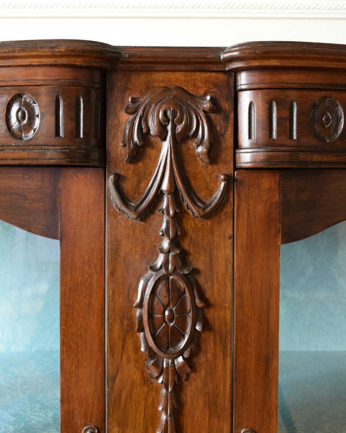 アンティークのキャビネット　アンティーク家具　豪華なアンティーク家具、イギリスで見つけた優雅なキャビネット（飾り棚） 。ここの彫も最上級の美しさいろんな部分の美しさが重なり合って、最上級の美しさを醸し出してくれます。(k-2285-f)