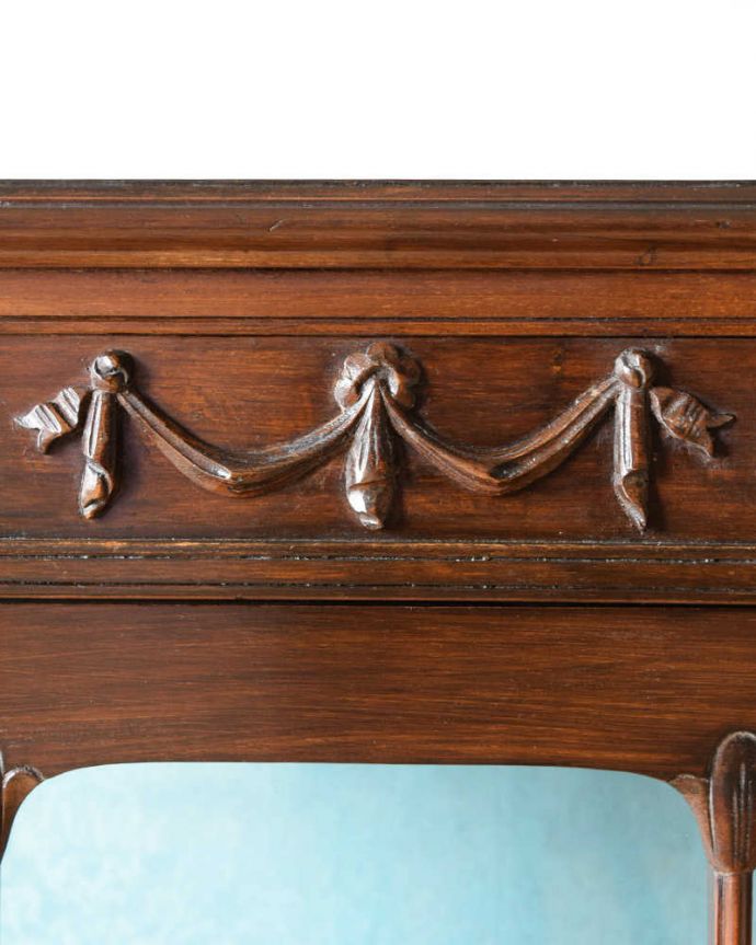 アンティークのキャビネット　アンティーク家具　豪華なアンティーク家具、イギリスで見つけた優雅なキャビネット（飾り棚） 。いろんな場所にこだわり彫のデザインもいろいろです。(k-2285-f)