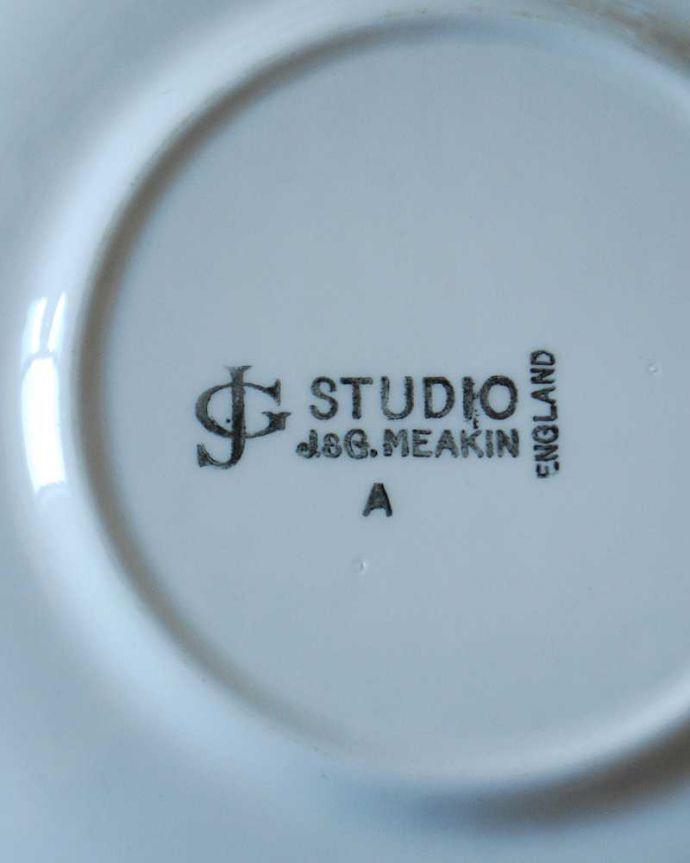 アンティーク 陶磁器の雑貨　アンティーク雑貨　J&G Meakin社のレトロなアンティークカップ＆ソーサー。裏側には品質の証ひっくり返して見ると、こんな感じのポーセリンマークを見つけることが出来ます。(k-2285-z)
