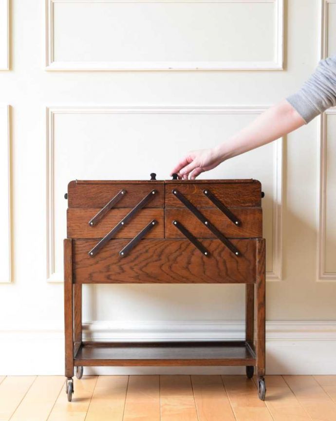 ソーイングボックス アンティーク家具 アンティーク ソーイングボックス 。女性のためのお裁縫箱今も昔も、女性だったら必ず持っているアンティークのソーイングボックス。(k-2286-f)