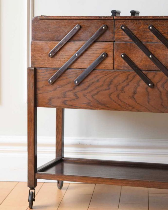 ソーイングボックス アンティーク家具 アンティーク ソーイングボックス 。持ち運びもラクラクです持ち手が付いているので移動もラクラクです。(k-2286-f)