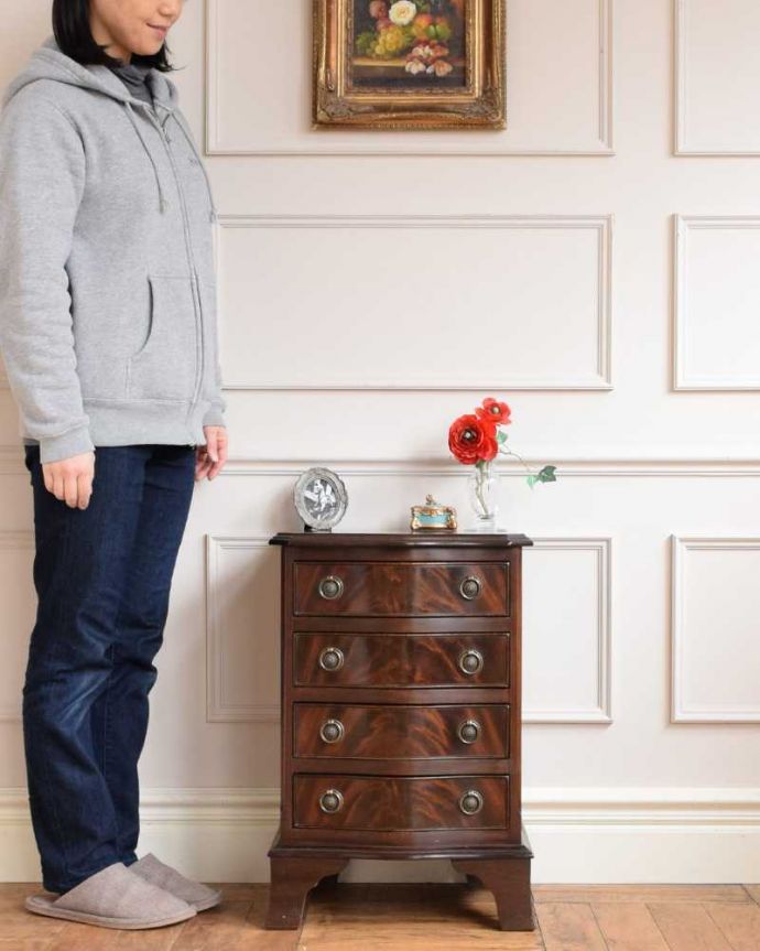 アンティークのチェスト　アンティーク家具　英国のベッドサイドチェスト、木目も美しいアンティーク家具。小さくても一人前。(k-2287-f)