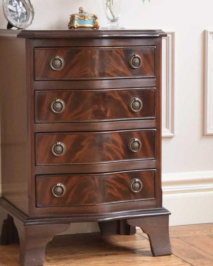 アンティークのチェスト　アンティーク家具　英国のベッドサイドチェスト、木目も美しいアンティーク家具。木目で勝負！アンティークだから手に入る素材のよさシンプルなデザインなのに惹きつけられちゃう一番の魅力は、やはり使われている素材。(k-2287-f)