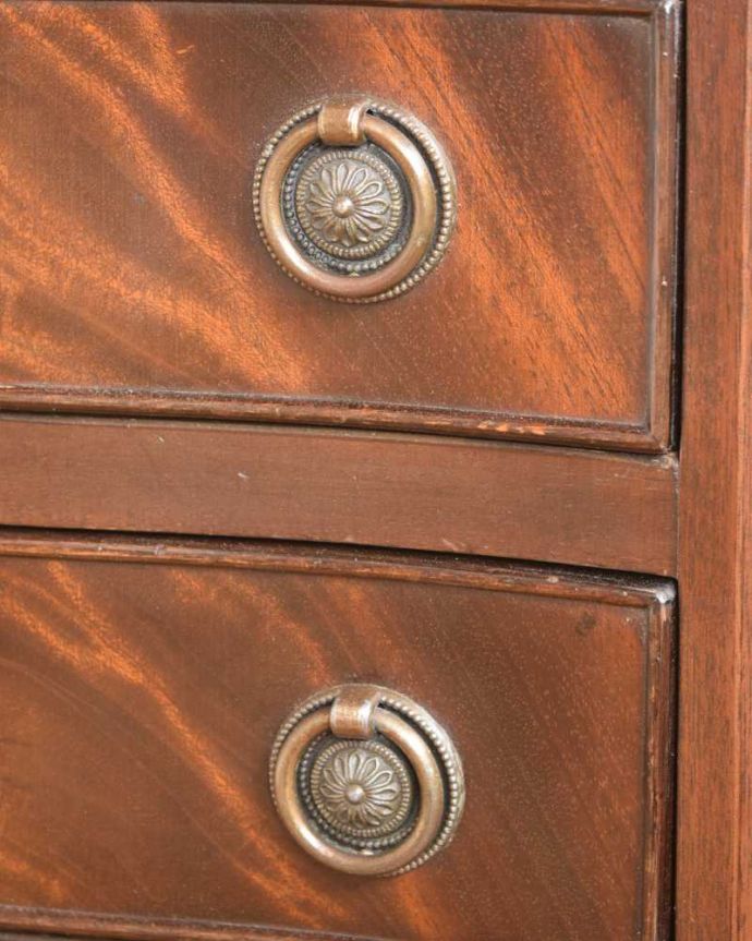 アンティークのチェスト　アンティーク家具　英国のベッドサイドチェスト、木目も美しいアンティーク家具。アンティークらしい取っ手取っ手のデザインまで高級感があるアンティーク家具。(k-2287-f)