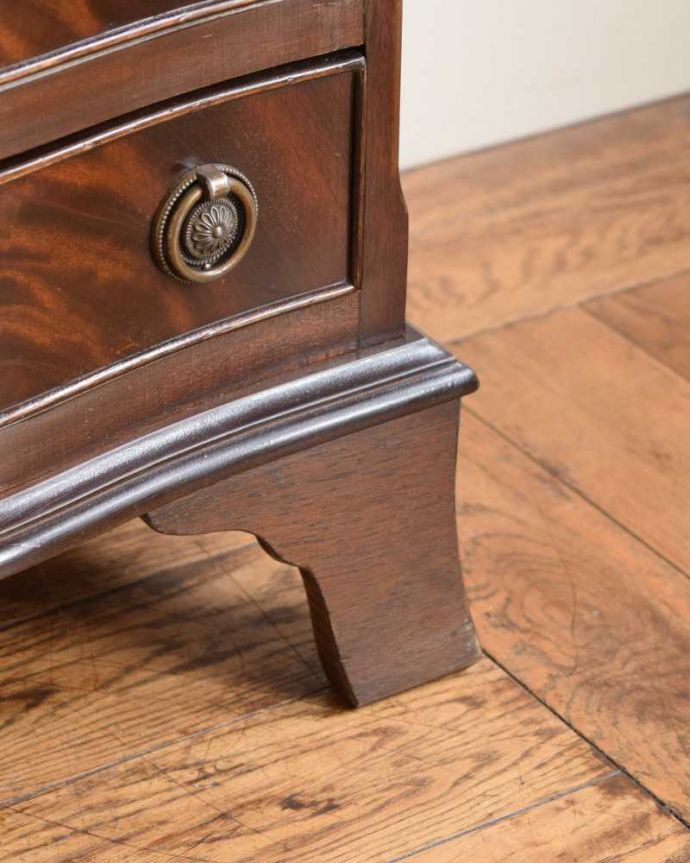 アンティークのチェスト　アンティーク家具　英国のベッドサイドチェスト、木目も美しいアンティーク家具。女性1人でラクラク運べちゃう仕掛けHandleのアンティーク家具は、脚の裏にフェルトキーパーをお付けしています。(k-2287-f)