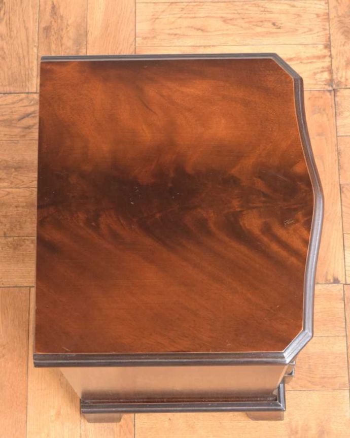 アンティークのチェスト　アンティーク家具　英国のベッドサイドチェスト、木目も美しいアンティーク家具。ピカピカに仕上げましたベッドやソファの横でモノを置いて使えるように、修復する時、天板の塗装もキレイに仕上げました。(k-2287-f)