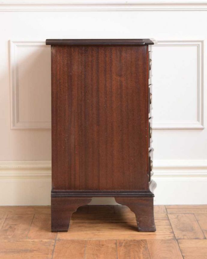 アンティークのチェスト　アンティーク家具　英国のベッドサイドチェスト、木目も美しいアンティーク家具。横から見てもキレイですもちろん、横顔だってキレイ！どこから見ても絵になります。(k-2287-f)