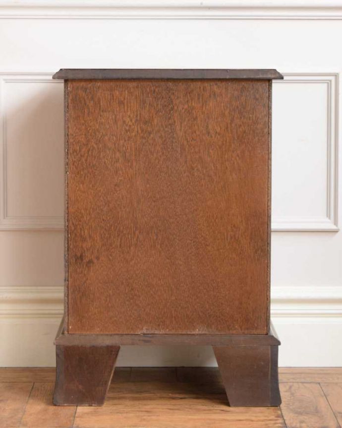 アンティークのチェスト　アンティーク家具　英国のベッドサイドチェスト、木目も美しいアンティーク家具。後ろ姿も見て下さいアンティークは新品ではないので、もちろん経年変化によるキズはありますが、専門の職人が修復しました。(k-2287-f)