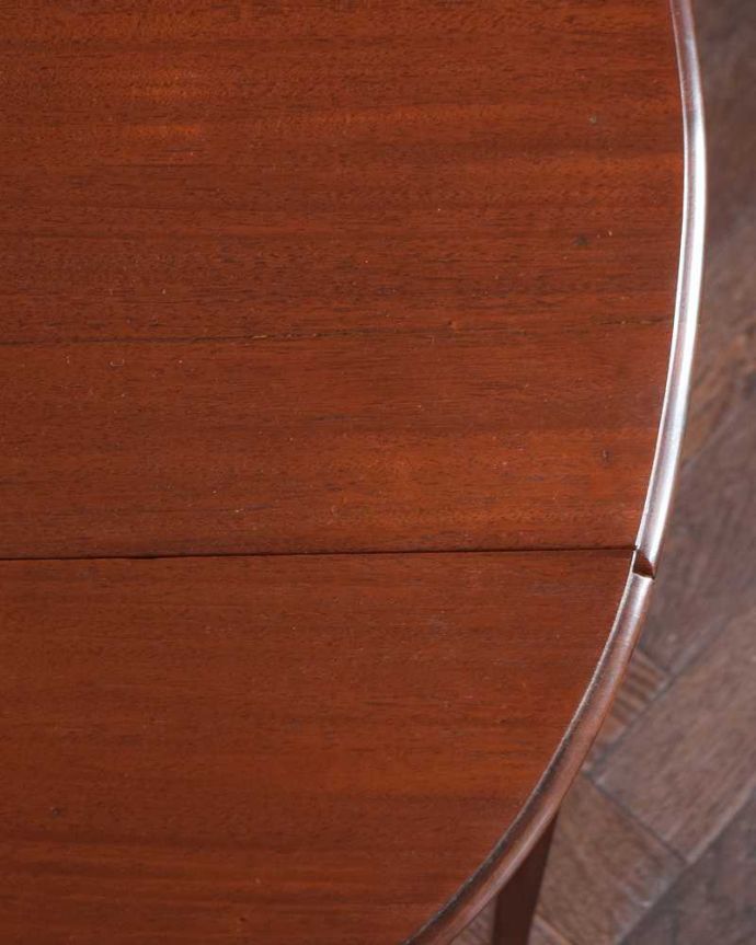 アンティークのテーブル　アンティーク家具　イギリスのアンティーク家具、引き出し付きの伸張式オケージョナルテーブル（バタフライテーブル）。近づいて見てみると･･･時間と手間暇を掛けて職人が丁寧にお直しした天板は、木目も美しく見えます。(k-2288-f)