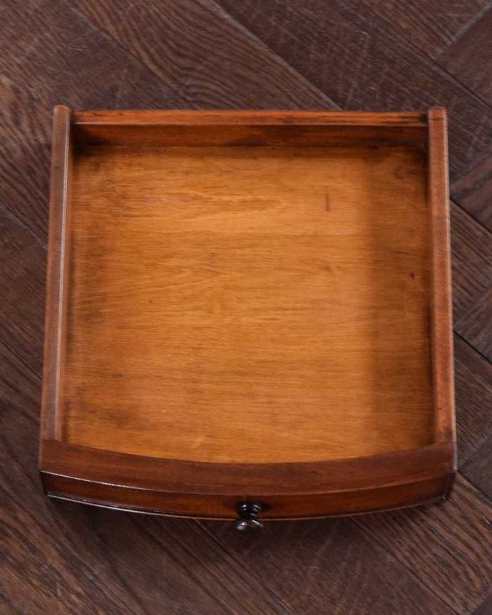 アンティークのテーブル　アンティーク家具　イギリスのアンティーク家具、引き出し付きの伸張式オケージョナルテーブル（バタフライテーブル）。便利に使える引き出し付き細々としたものを収納出来る引き出しが付いています。(k-2288-f)