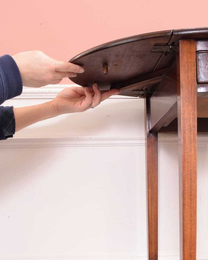 アンティークのテーブル　アンティーク家具　イギリスのアンティーク家具、引き出し付きの伸張式オケージョナルテーブル（バタフライテーブル）。あっという間にサイズ変更OK！天板を上に持ち上げてレバーを引っ張り出すだけで、女性でもあっという間にサイズが変えれます。(k-2288-f)