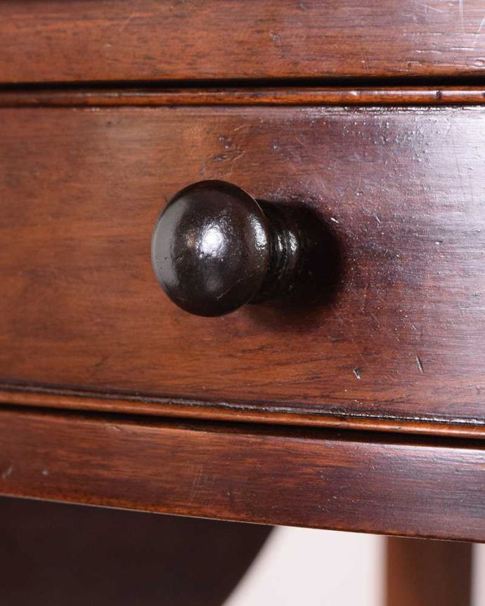 アンティークのテーブル　アンティーク家具　イギリスのアンティーク家具、引き出し付きの伸張式オケージョナルテーブル（バタフライテーブル）。こんな所もアンティークらしさ取っ手のデザインもアンティークらしくこだわったデザイン。(k-2288-f)