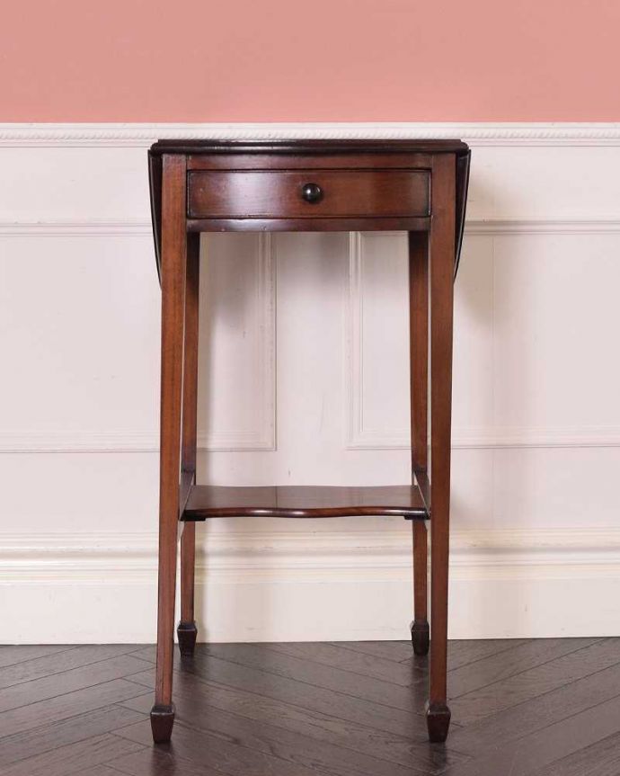 アンティークのテーブル　アンティーク家具　イギリスのアンティーク家具、引き出し付きの伸張式オケージョナルテーブル（バタフライテーブル）。横から見てみると･･･リーフを畳めばとてもコンパクト。(k-2288-f)