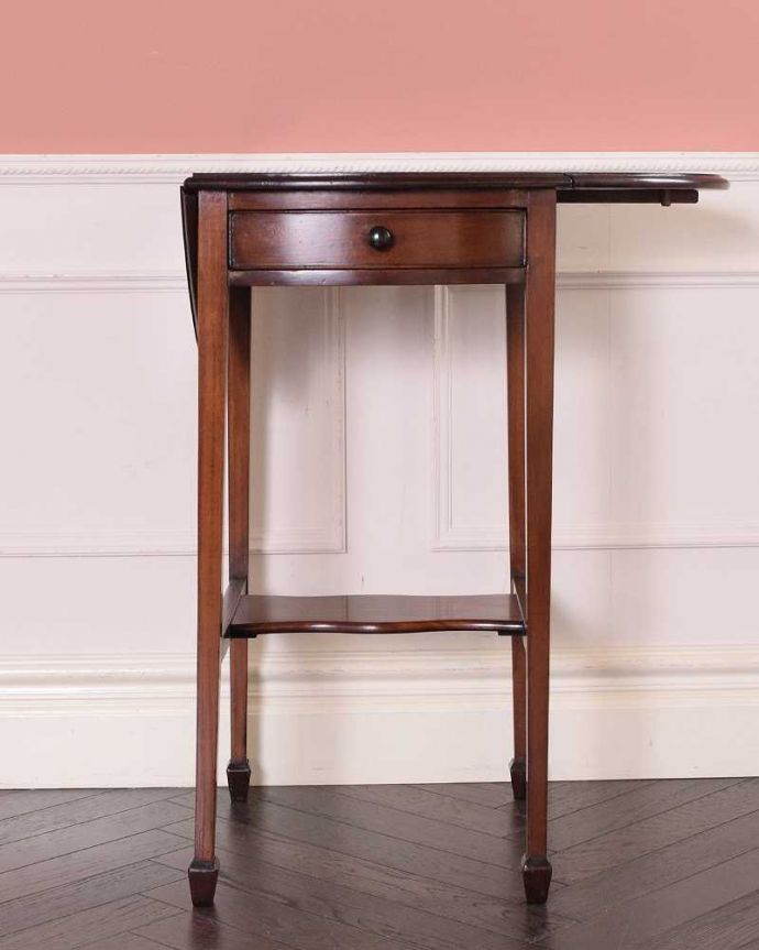 アンティークのテーブル　アンティーク家具　イギリスのアンティーク家具、引き出し付きの伸張式オケージョナルテーブル（バタフライテーブル）。片方だけ開いて使えます片方の羽を開くとこんな感じ。(k-2288-f)