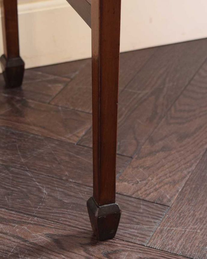 アンティークのテーブル　アンティーク家具　イギリスのアンティーク家具、引き出し付きの伸張式オケージョナルテーブル（バタフライテーブル）。持ち上げなくても移動できます！Handleのアンティークは、脚の裏にフェルトキーパーをお付けしていますので、持ち上げなくても床を滑らせれば女性でも簡単に移動させることが出来ます。(k-2288-f)