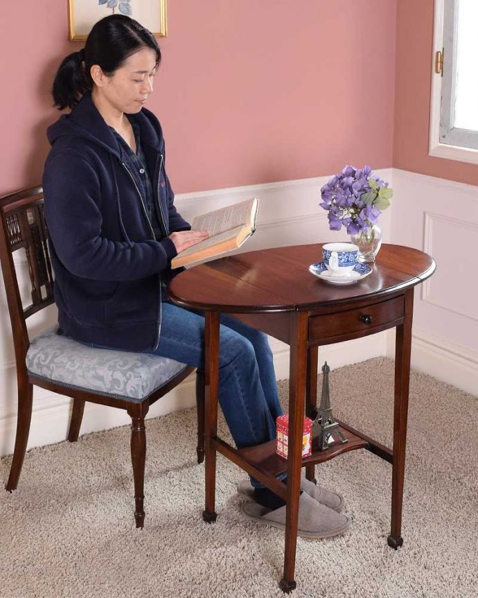 アンティークのテーブル　アンティーク家具　イギリスのアンティーク家具、引き出し付きの伸張式オケージョナルテーブル（バタフライテーブル）。蝶の羽がモチーフになった美しいテーブルまるで蝶々が羽を広げるように折りたたみが出来るところから名前が付けられた「バタフライ（蝶々）テーブル」。(k-2288-f)