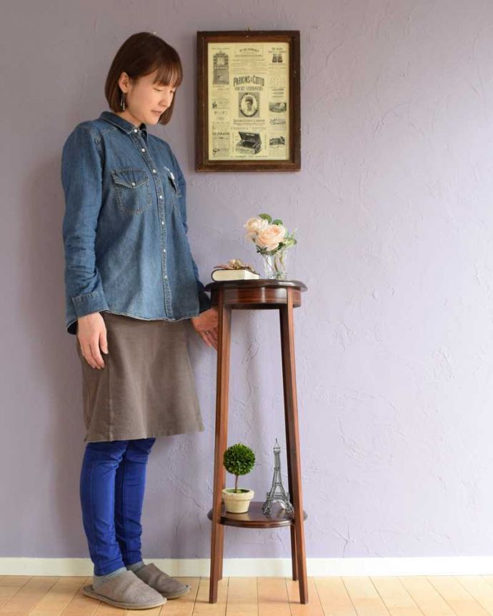 プランツスタンド・ケーキスタンド アンティーク家具 英国輸入の象嵌が美しいアンティークプランツスタンド。スラッと背が高く美しいプランツスタンドアンティーク家具の中でもさらに贅沢なアンティーク。(k-2289-f)