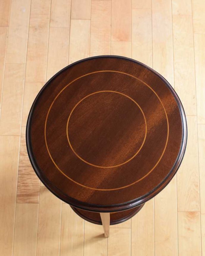 プランツスタンド・ケーキスタンド アンティーク家具 英国輸入の象嵌が美しいアンティークプランツスタンド。上から見ると・・・天板の形はこんな感じです。(k-2289-f)