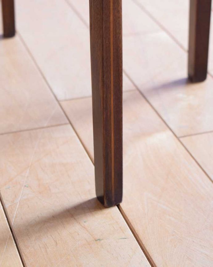 プランツスタンド・ケーキスタンド アンティーク家具 英国輸入の象嵌が美しいアンティークプランツスタンド。持ち上げなくても移動できますHandleのアンティーク家具の脚の裏にはフェルトキーパーをお付けしているので、床を滑らせてラクに移動できます。(k-2289-f)