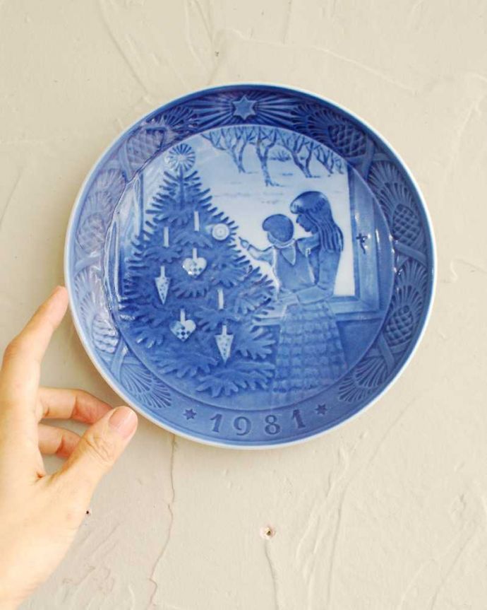 アンティーク 陶磁器の雑貨　アンティーク雑貨　1981年ロイヤルコペンハーゲンのクリスマスイヤープレート（クリスマスツリーに見とれて）。本格的な英国インテリアを演出できます。(k-2289-z)