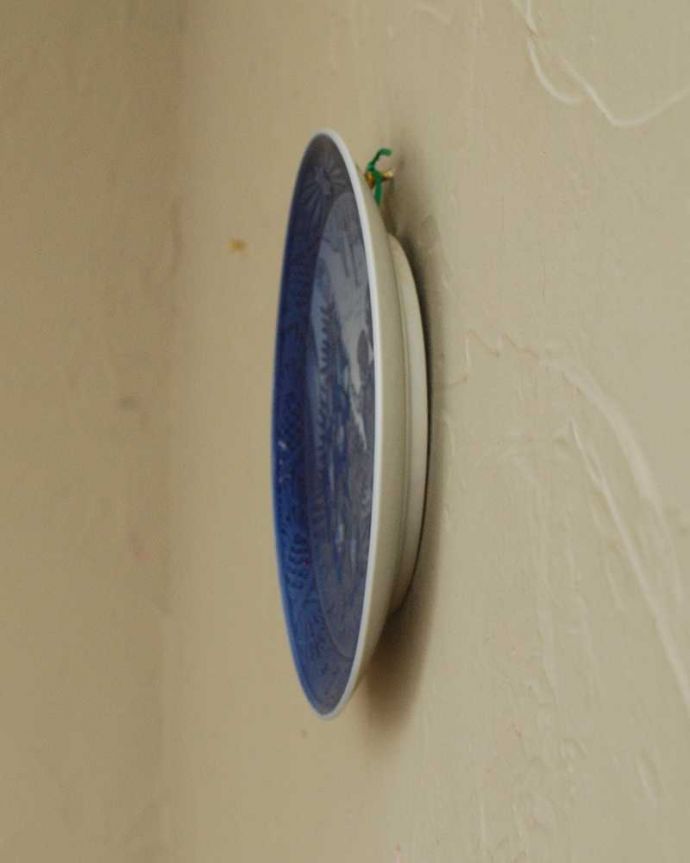 アンティーク 陶磁器の雑貨　アンティーク雑貨　1981年ロイヤルコペンハーゲンのクリスマスイヤープレート（クリスマスツリーに見とれて）。アンティークなので多少のキズ・汚れがある場合があります。(k-2289-z)