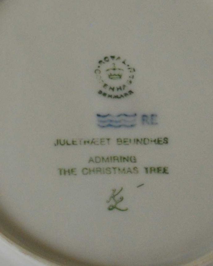 アンティーク 陶磁器の雑貨　アンティーク雑貨　1981年ロイヤルコペンハーゲンのクリスマスイヤープレート（クリスマスツリーに見とれて）。ロゴがプリントされています。(k-2289-z)