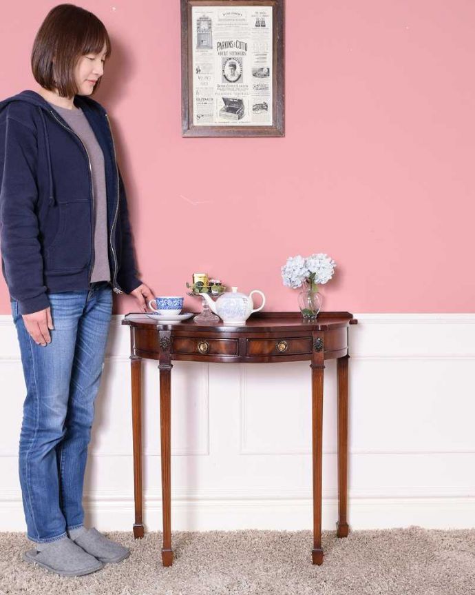 アンティークのテーブル　アンティーク家具　空間を彩るハーフムーンのアンティーク家具、引き出し付きのコンソールテーブル。壁にピタッと付けるだけで出来るおしゃれコーナーハーフムーン型のコンソールテーブルは見せる場所を作ってくれる最強のアンティーク家具。(k-2291-f)