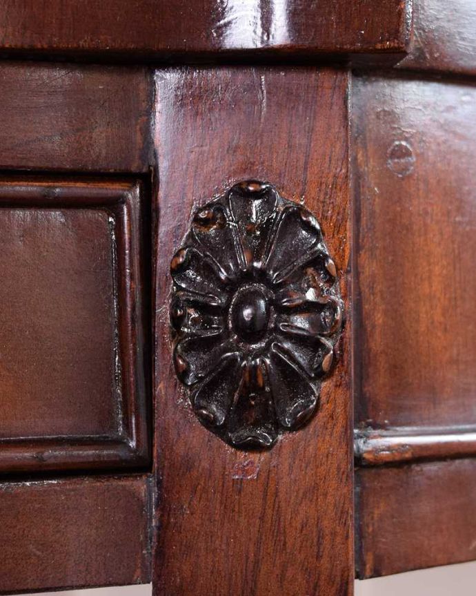 アンティークのテーブル　アンティーク家具　空間を彩るハーフムーンのアンティーク家具、引き出し付きのコンソールテーブル。うっとりする美しさアンティークだから手に入る美しい彫。(k-2291-f)