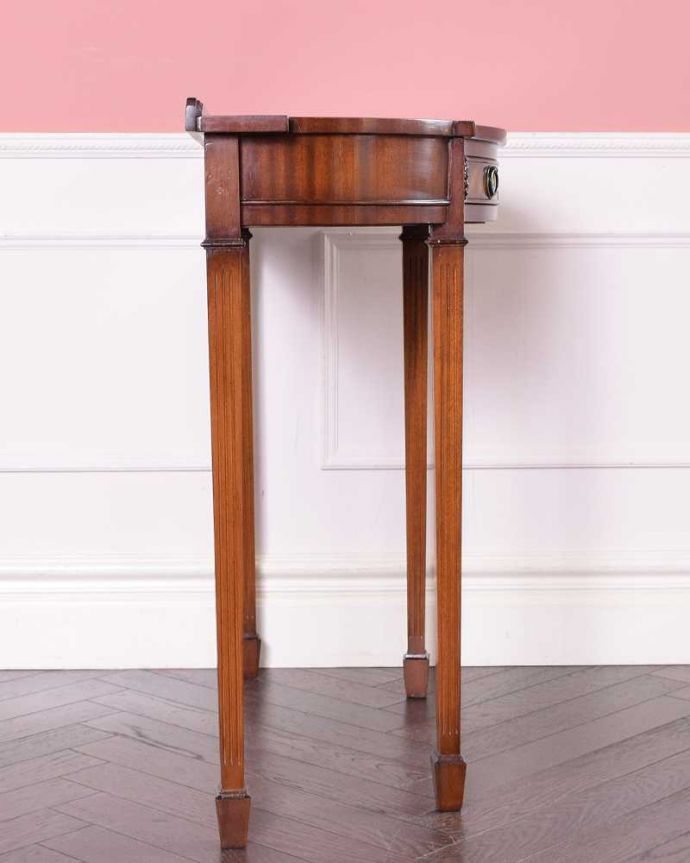 アンティークのテーブル　アンティーク家具　空間を彩るハーフムーンのアンティーク家具、引き出し付きのコンソールテーブル。グルッと180度。(k-2291-f)